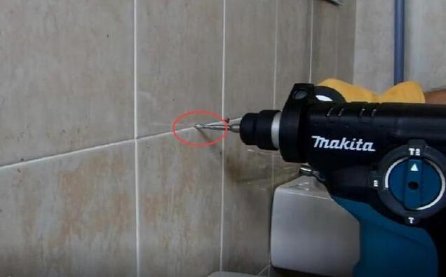 贴两片胶带就把瓷砖孔打的又快又好看，真是太聪明了