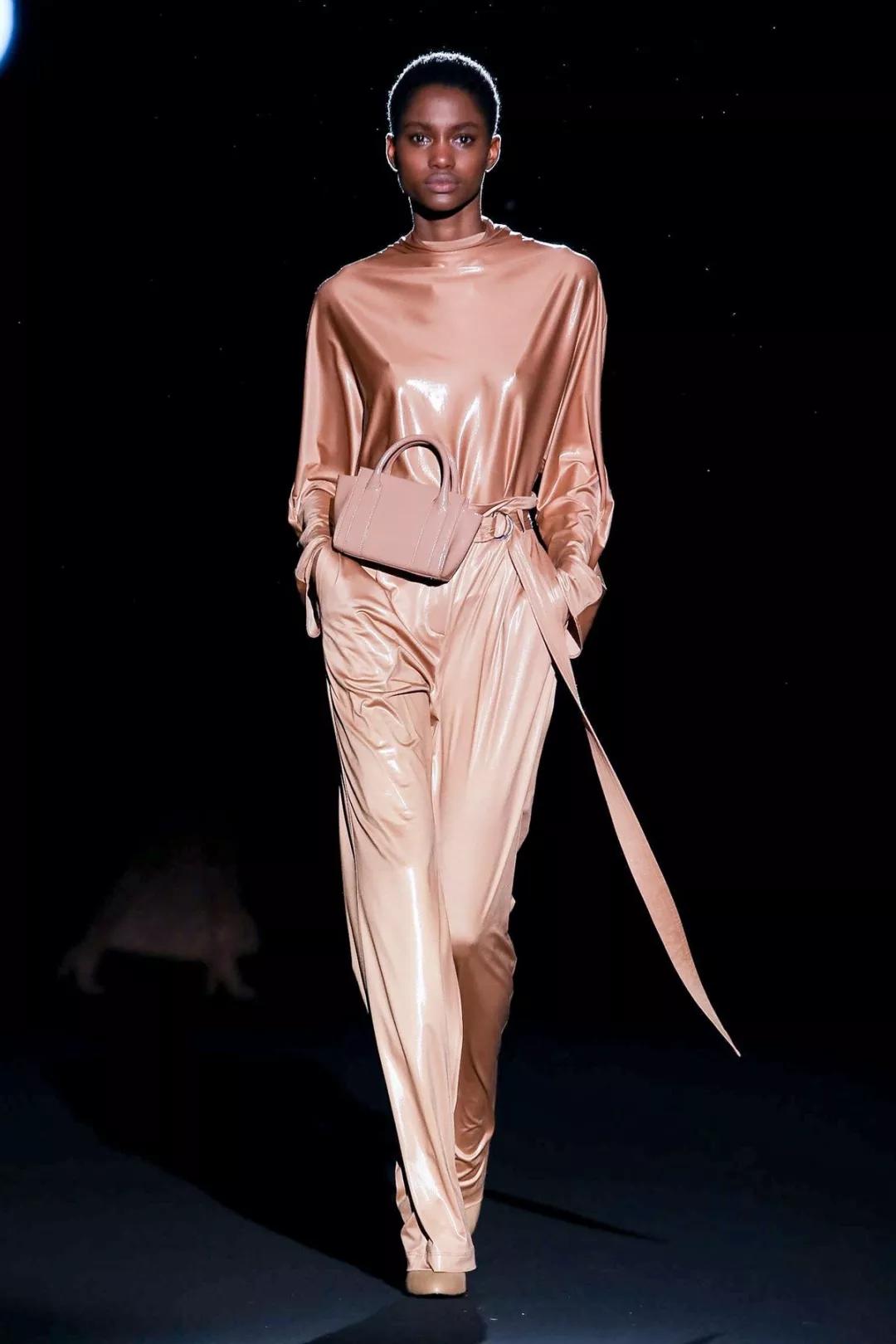 等疫情过后穿上漂亮的衣服,等疫情过后去赏花