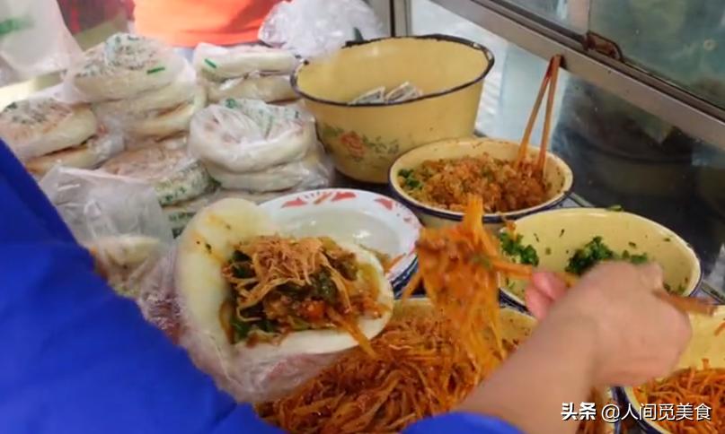 6旬大妈摆摊卖小吃一天卖300份,下岗夫妻摆摊20年只卖1种小吃