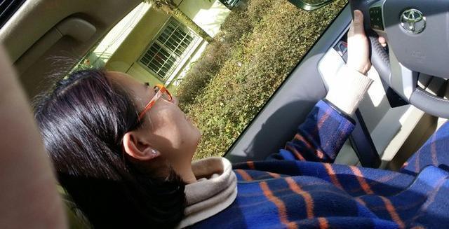 女上司座驾颠覆大家人生观，手动版普拉多，本市估计找不出第二辆