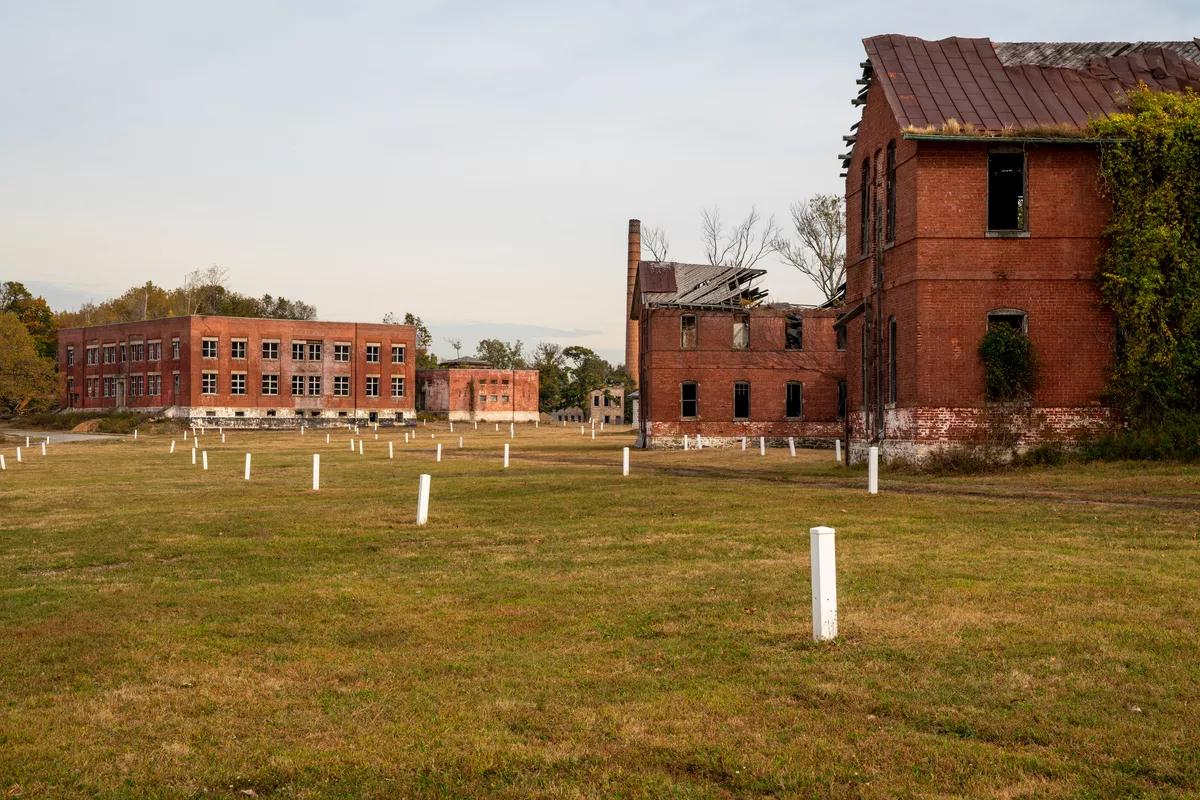 尸体堆积!纽约650名新冠死者无法入土,躺卡车8个月到腐烂