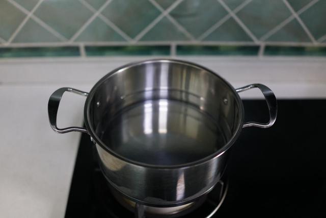 1碗面米粉5碗清水教你在家做凉粉,一碗面粉一碗水自制凉粉