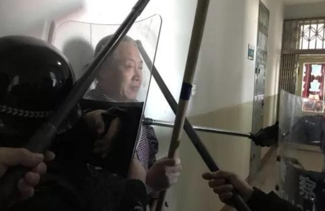 被人拿枪威胁去杀人怎么判,遇到有人行凶杀人把他打死违法吗