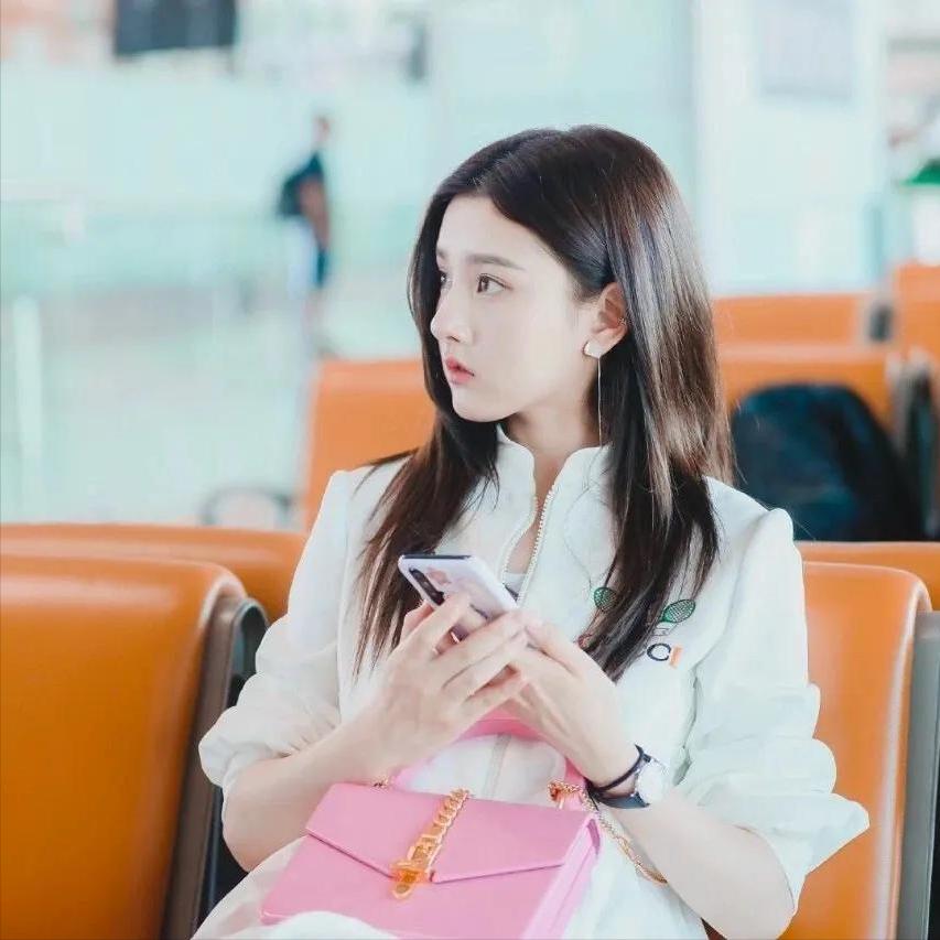 粉红色衣服配什么颜色裤子最好看,粉红色外套里面搭配什么颜色最好