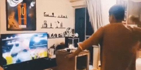 苏醒为立人设爆粗砸电视,黑历史太多,足球圈毕竟不是娱乐圈!