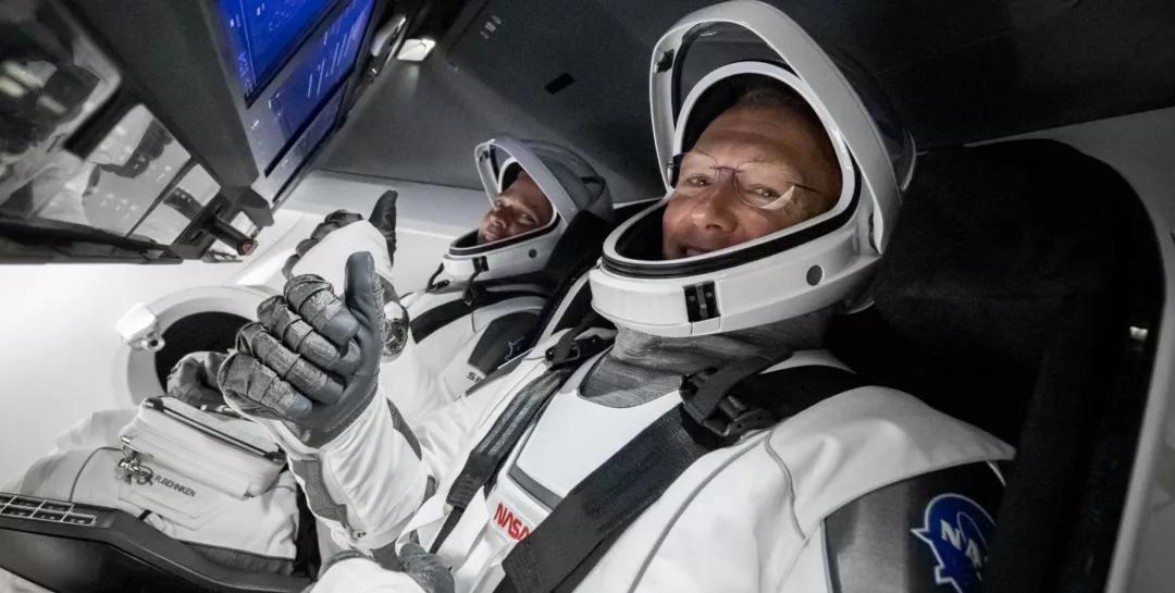 马斯克火箭spacex第一次成功视频,马斯克spacex火箭发射成功回收