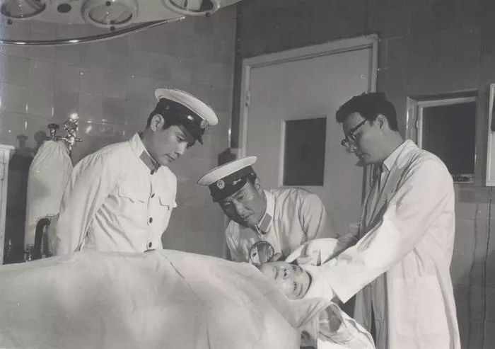 票价三毛钱、却拿下过亿票房，这个四十年前神片现在真拍不出来了