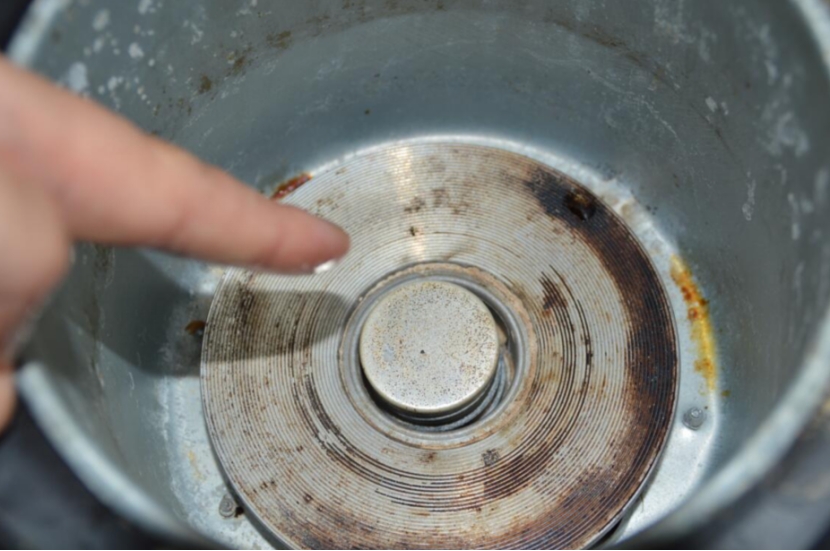 电饭锅里外都是脏东西，教你一个土方法，10分钟轻松擦干净，实用