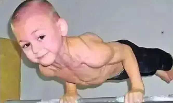 地表最强的三个小孩，这分明就是腹肌爆棚的小怪兽啊！