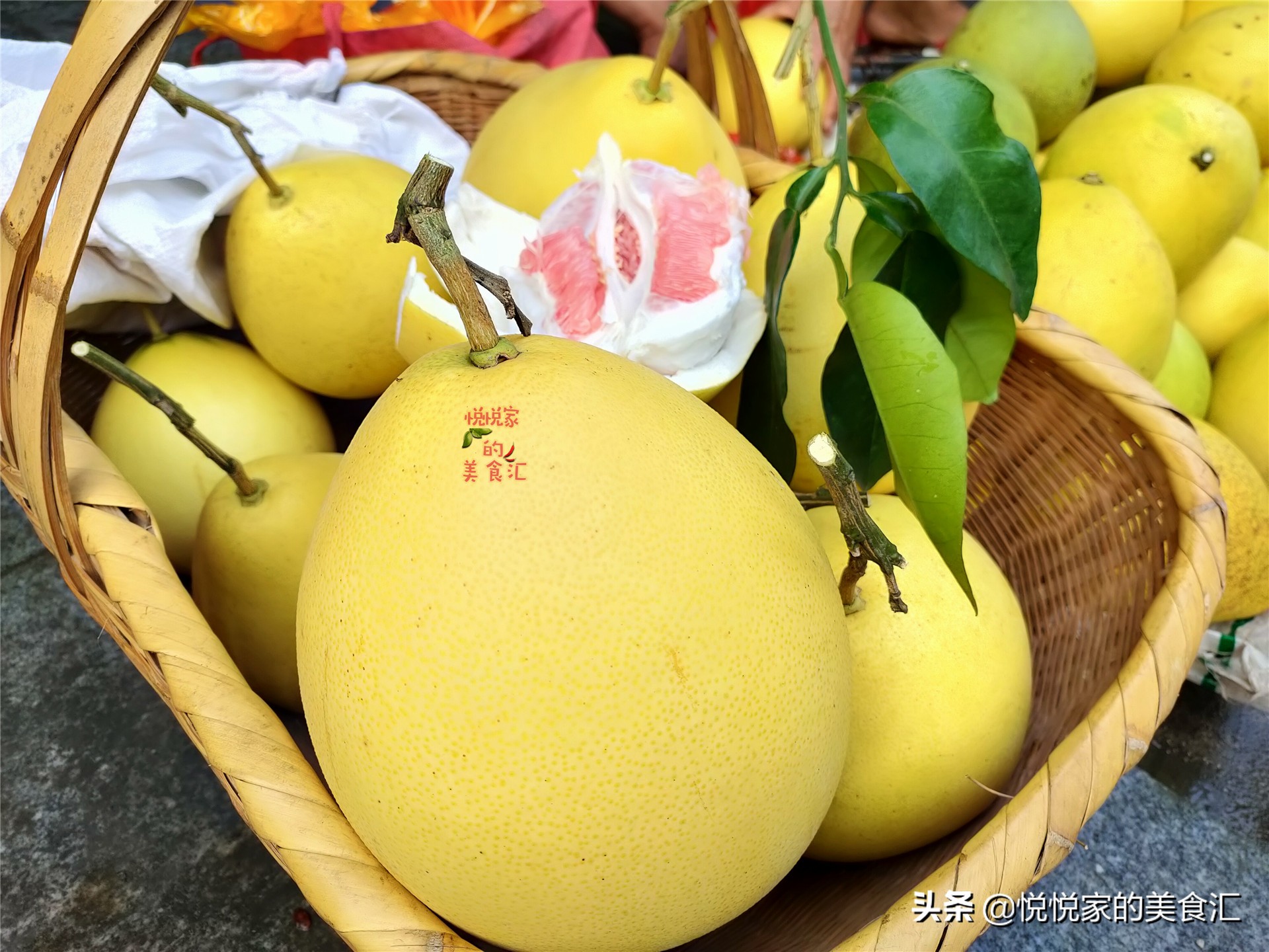 怎样挑柚子又甜又有水分又好吃,怎么挑柚子是红肉还是白肉