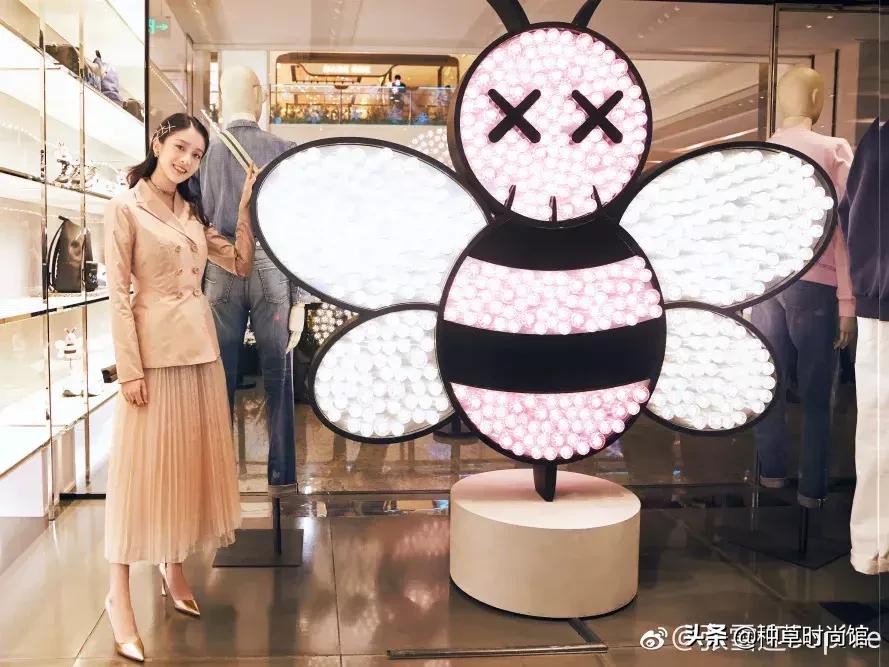 关晓彤素颜自拍与鹿晗撞脸,关晓彤为鹿晗庆生后芭比造型亮相