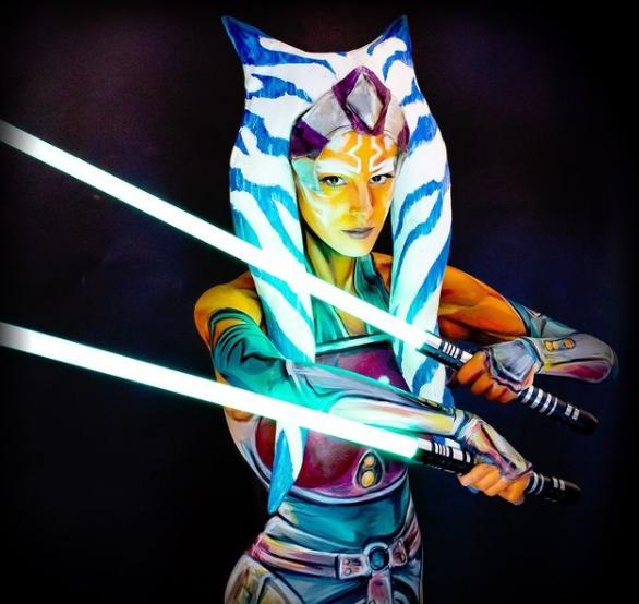 加拿大女孩爱玩人体彩绘，无需特效即把自己变成超级英雄和恶棍