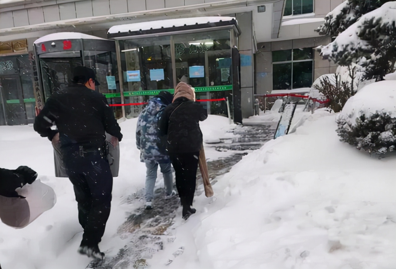孕妇临产遇大雪封山众人齐救援,孕妇临产遇雪天封山民警紧急送医