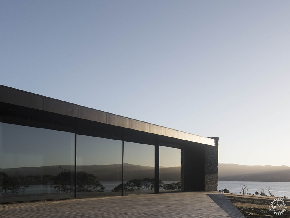 高高的石墙,带石墙的房子效果图