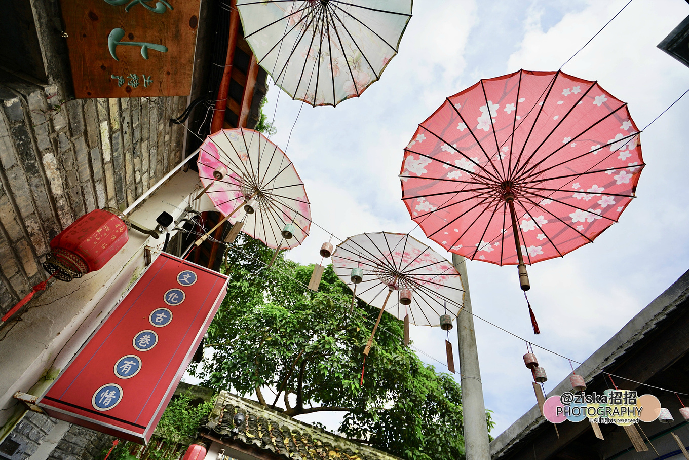 小伙探索神秘洞穴视频,小伙独自探索深山神秘古墓