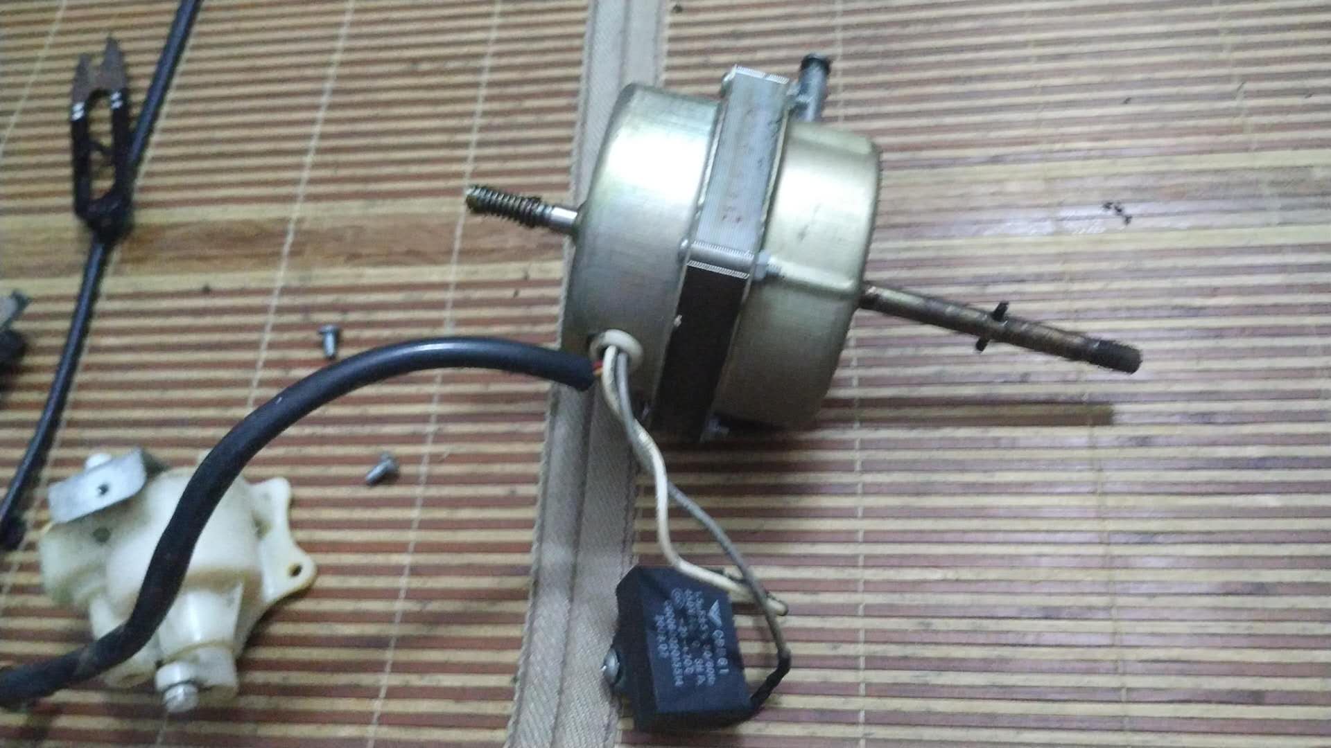 捡到了一个旧风扇,在外面捡到一个电动小风扇