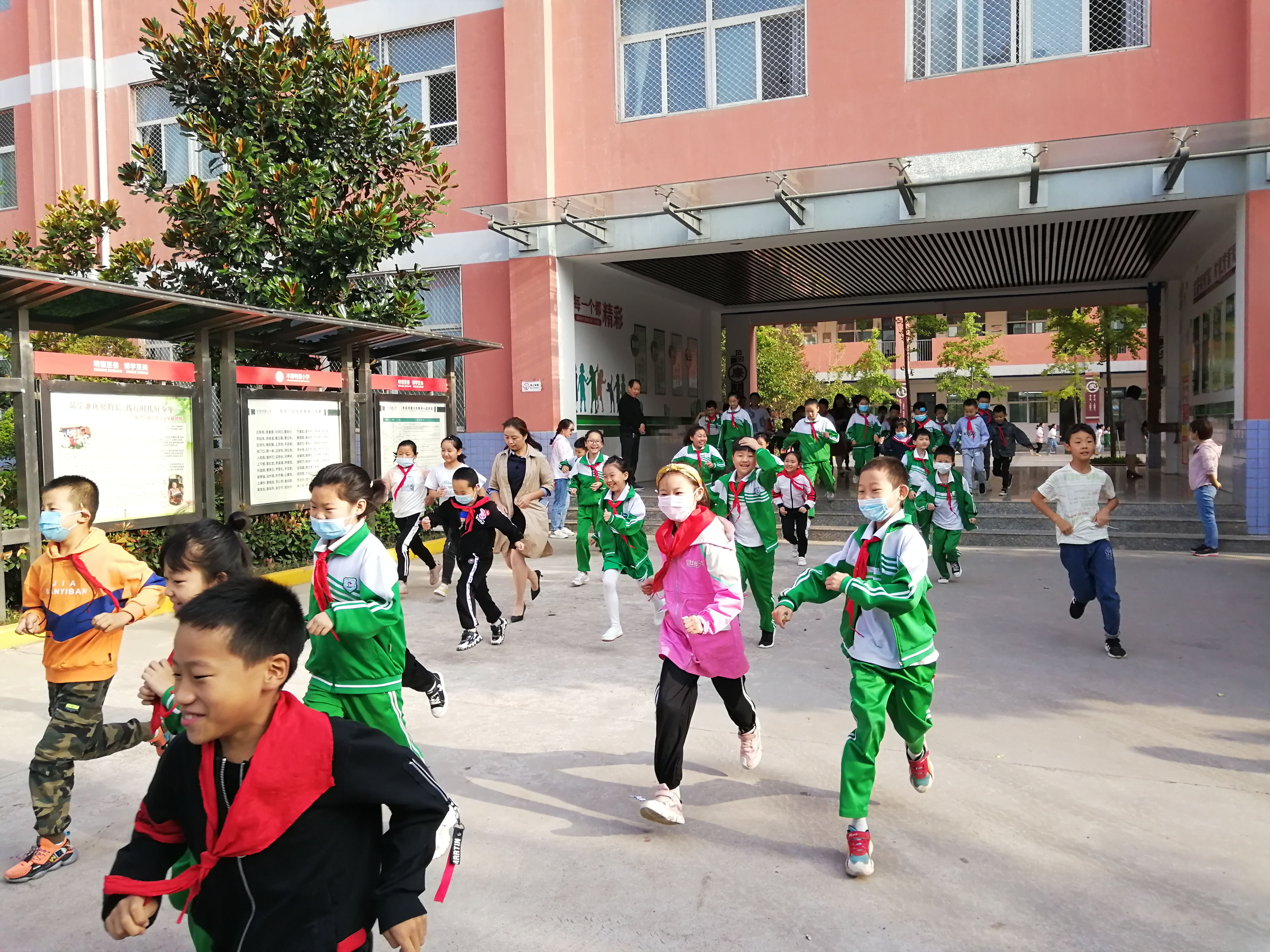 明德小学消防安全疏散演练,大坞中学开展安全应急疏散演练