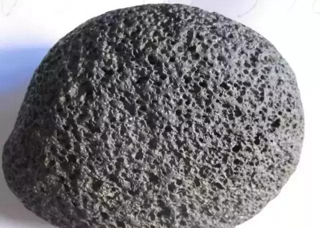 怎么判断一块石头是不是陨石,一块石头有黑斑处有磁性是陨石吗