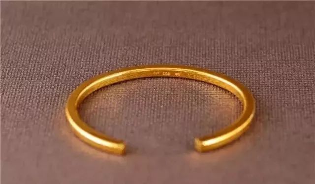 银镯子的简单辨别方法,窄版金镯不容易变形是假的吗