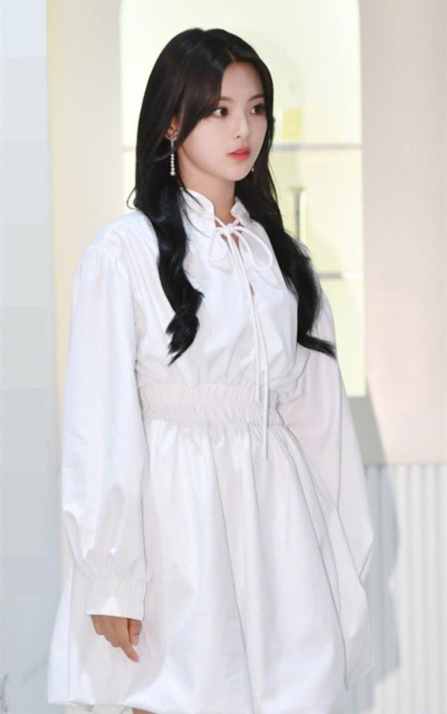 杨超越白衣惊艳韩媒,杨超越下身穿背带裤