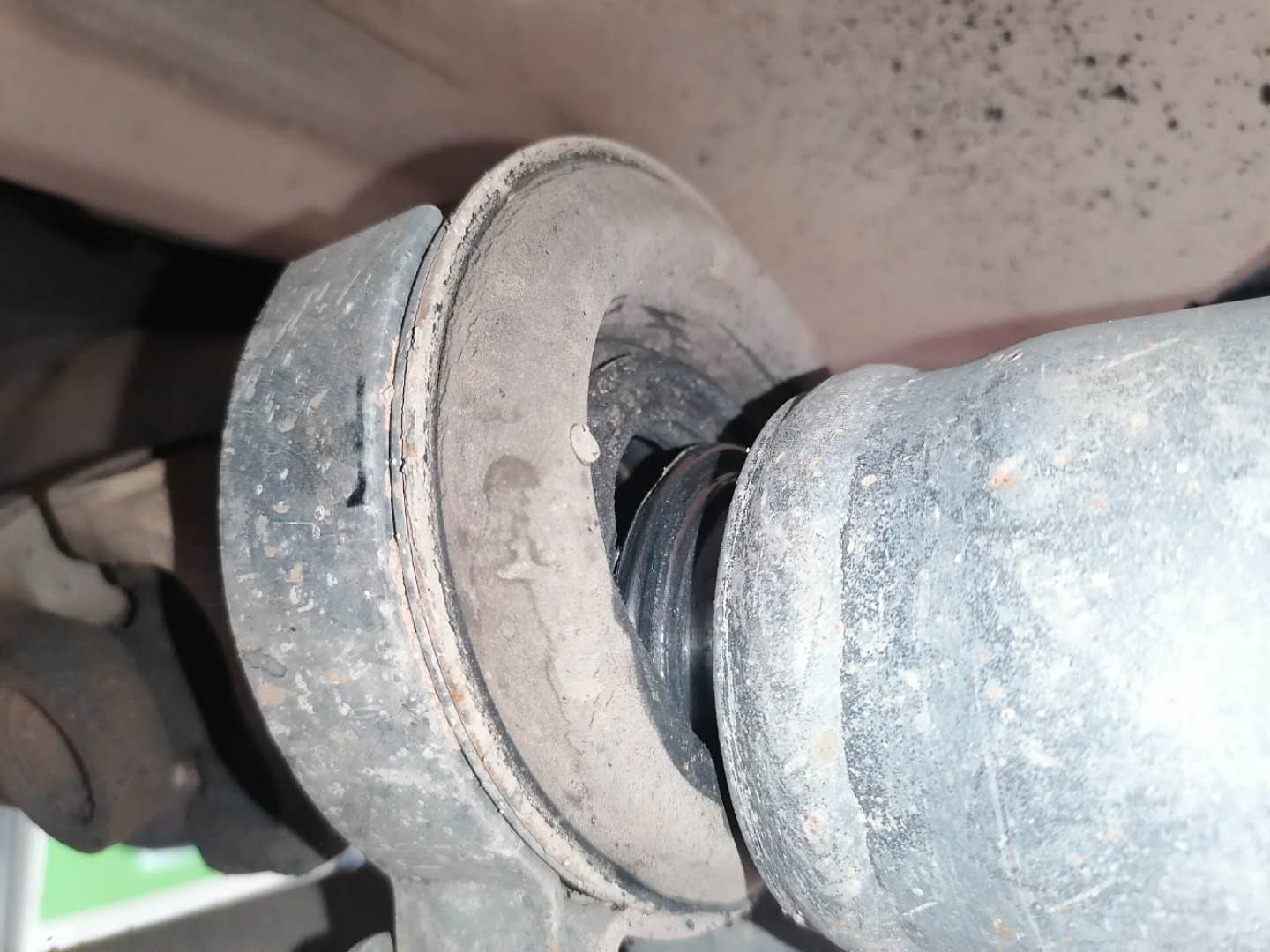 才跑4万公里货车烧机油怎么回事,发动机烧机油活塞发黑