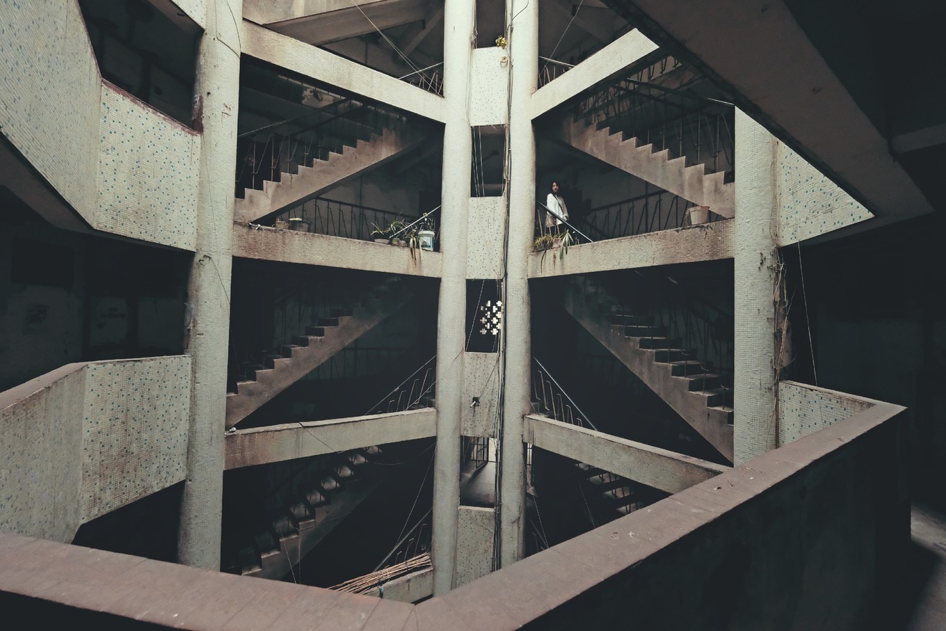 重庆现在的隐藏宝藏建筑,重庆8d魔幻城市藏在闹市里的建筑