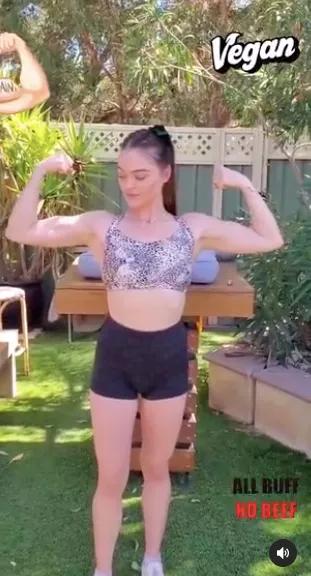 外国妹子冲进肯德基泼血怒吼：吃肉是大*杀屠**！网友们：有病？