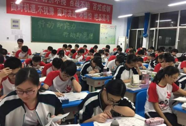 近5亿人看北大附中上学的一天，和衡中形成很大反差，是真是假