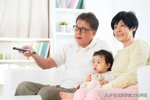 孩子爱看电视，父母不要粗*干暴**涉，这样引导更有效