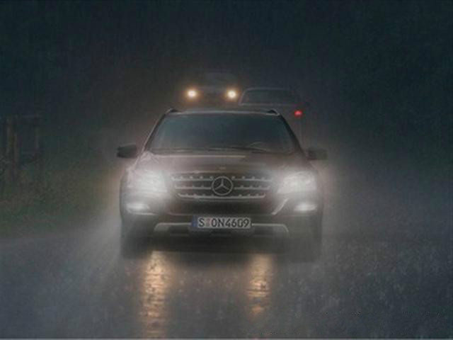 下雨天侧窗玻璃模糊看不清后视镜,怎样使汽车后视镜下雨天不模糊