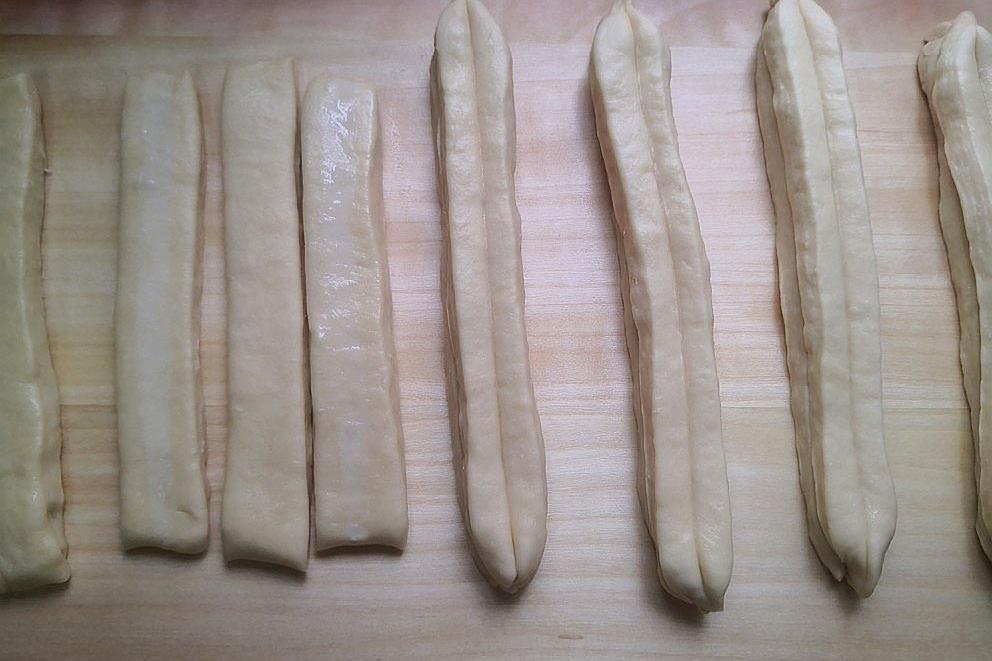 用油条添加剂炸油条教程和配方,油条蓬松酥脆配方