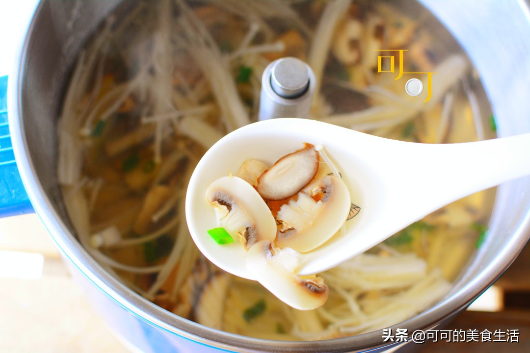 菌菇干墨鱼汤,墨鱼干杏鲍菇煲汤