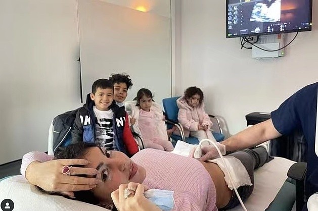 C罗小9岁未婚妻喜怀双胞胎!裹皮草大衣当阔太,孕肚掩不住马甲线