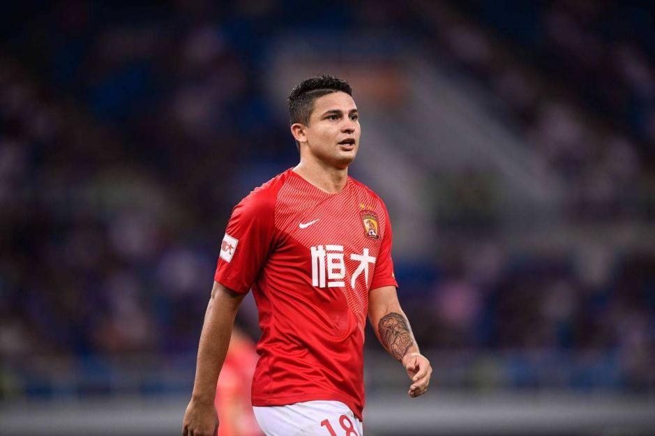 艾克森怒怼记者,艾克森被记者质疑