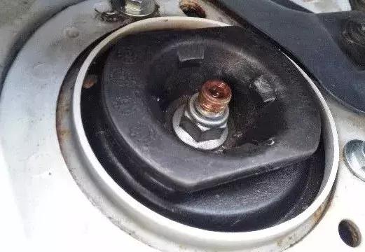 前减震顶胶老化会磨损刹车盘吗,前减震顶胶坏了车身会降低吗