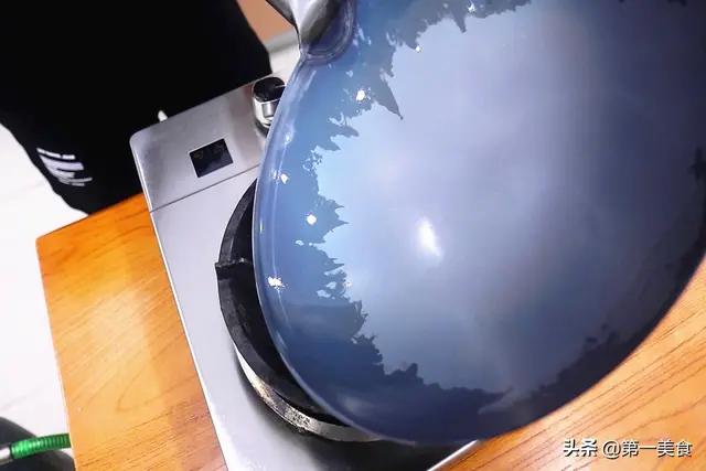 开过锅的铁锅怎么才能越用越不粘,使用过的铁锅怎样可以不粘锅