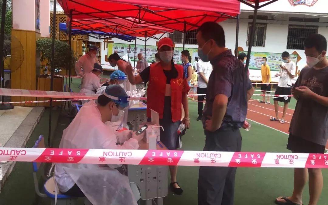 梅香传百年山高我为峰——致梅峰小学最美志愿者