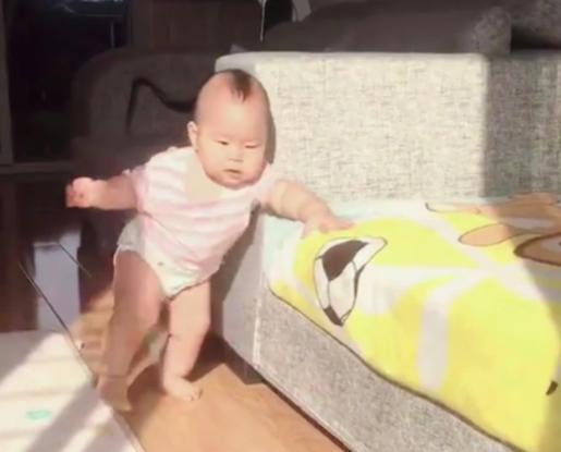 宝宝爱踮着脚尖走路是什么原因,宝宝爱踮脚尖走路