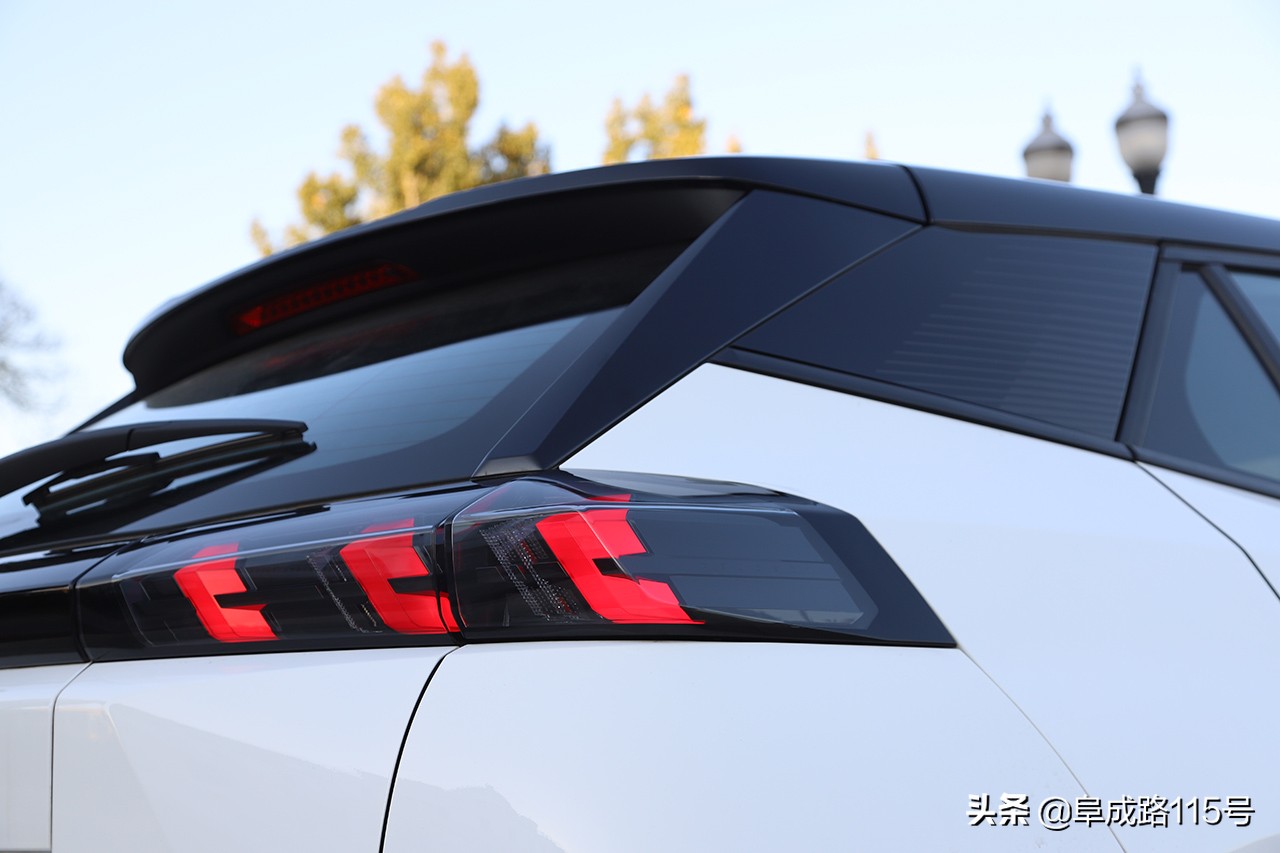 奶帅的面孔，裸眼3D的内容，一身名牌的e2008缺点究竟在哪