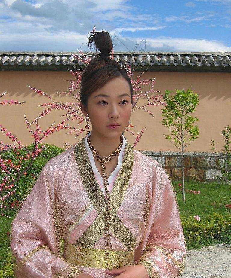 韩雪越优秀的人越自律,自律且努力别让生活太安逸韩雪