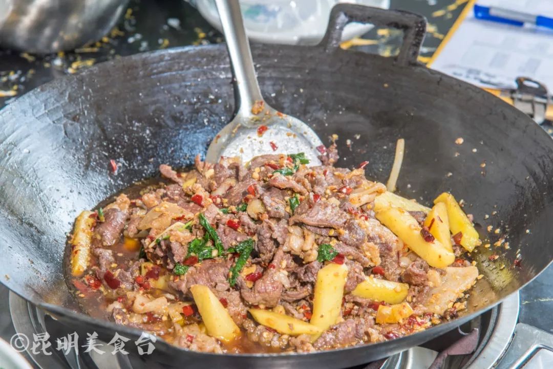 昆明每天卖的最好的美食,昆明每天卖几百桌的街边美食