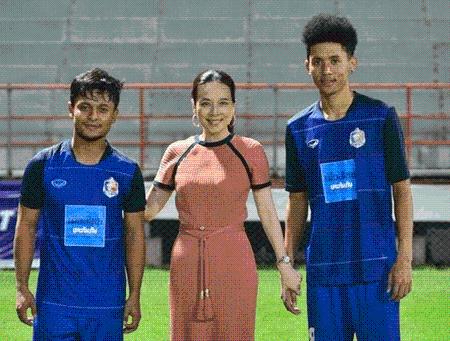 泰国女首富伍伦盼足球,泰国女足总经理伍伦盼写真