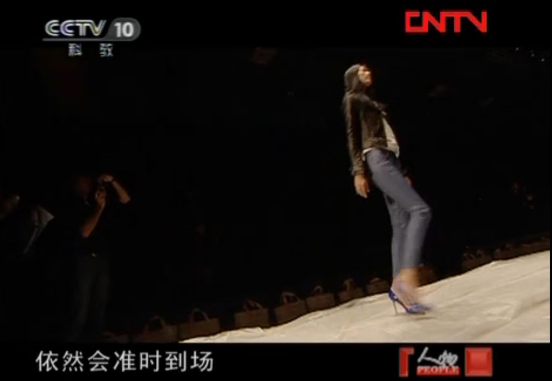 刘雯一年参加了几场时装周,刘雯时隔三年再登秀场气势依旧