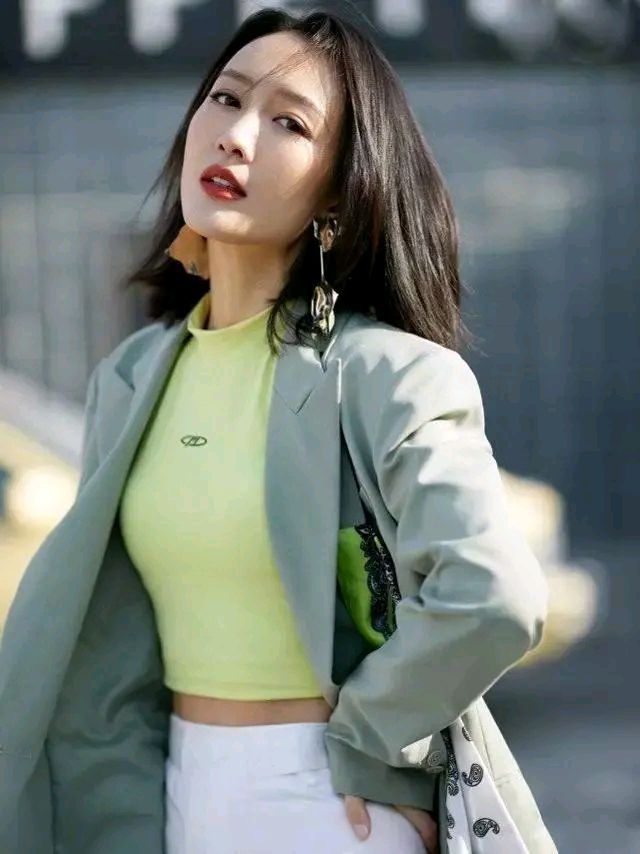 王鸥黄色雪纺衬衫搭白色西装裤,王鸥穿白色长裤