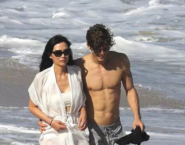 44岁女星和18岁老公离婚,女人和小18岁的男孩谈恋爱