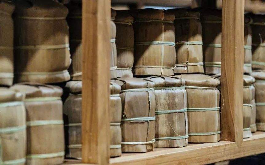 普洱茶正确的仓储应该是什么样的,普洱茶的干仓和湿仓的区别在哪里