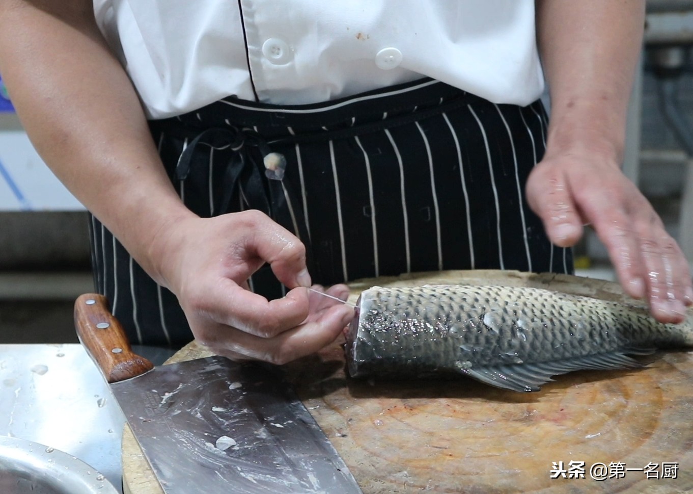 大厨分享煎焖鲤鱼家常做法,不腥不腻,肉质鲜嫩,学会在家轻松做