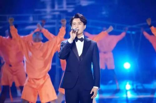 他曾是“职场男神”，娶“北电才女”李佳，今一家四口其乐融融