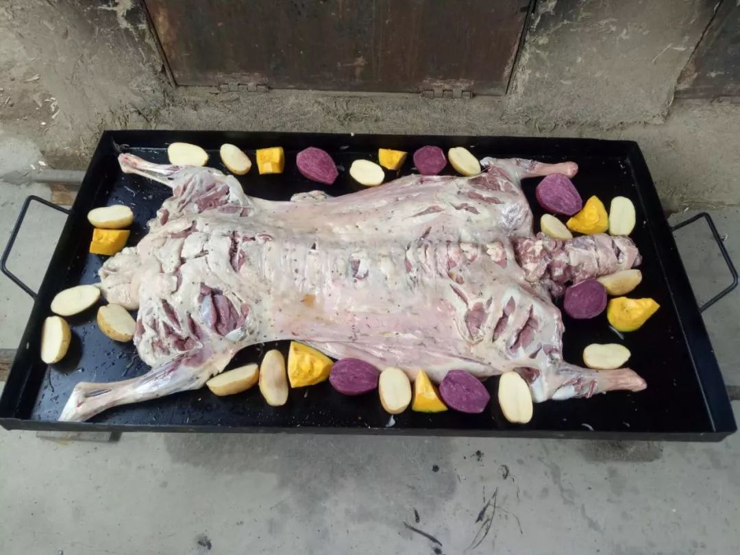 民勤烤全羊,在民勤沙漠烤全羊