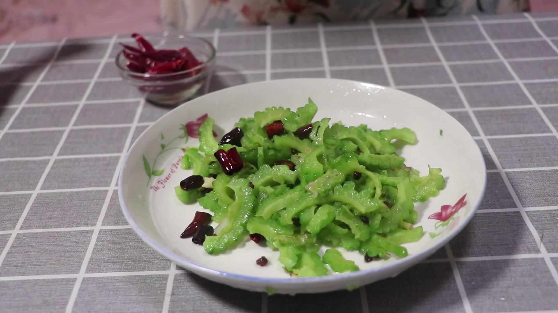 苦瓜如何做才不苦,苦瓜豆腐干炒鸡蛋怎么做苦瓜不苦